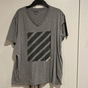 Gray men’s top